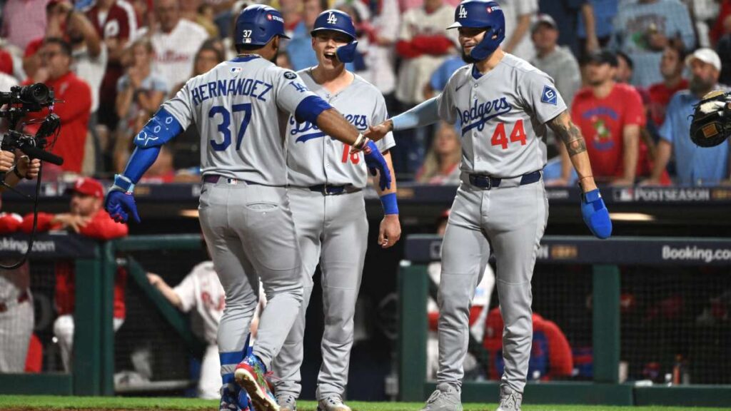 Jugadores de Dodgers celebran tras una carrera | Eric Hartline-Imagn Images