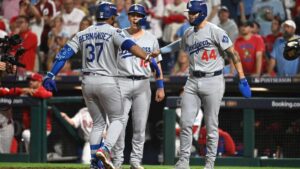 Ohtani brilla en su debut como pitcher en postemporada y Dodgers toma ventaja ante Phillies