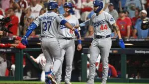 Ohtani brilla en su debut como pitcher en postemporada y Dodgers toma ventaja ante Phillies