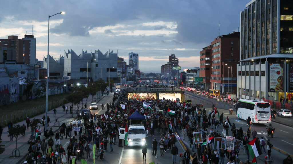 Manifestación en una vía de Bogotá. - Luisa González, Reuters.