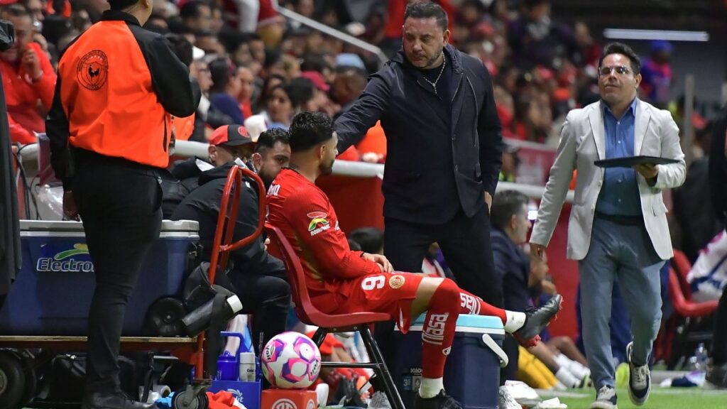 Mohamed lamentó la lesión de Alexis Vega. Imago 7