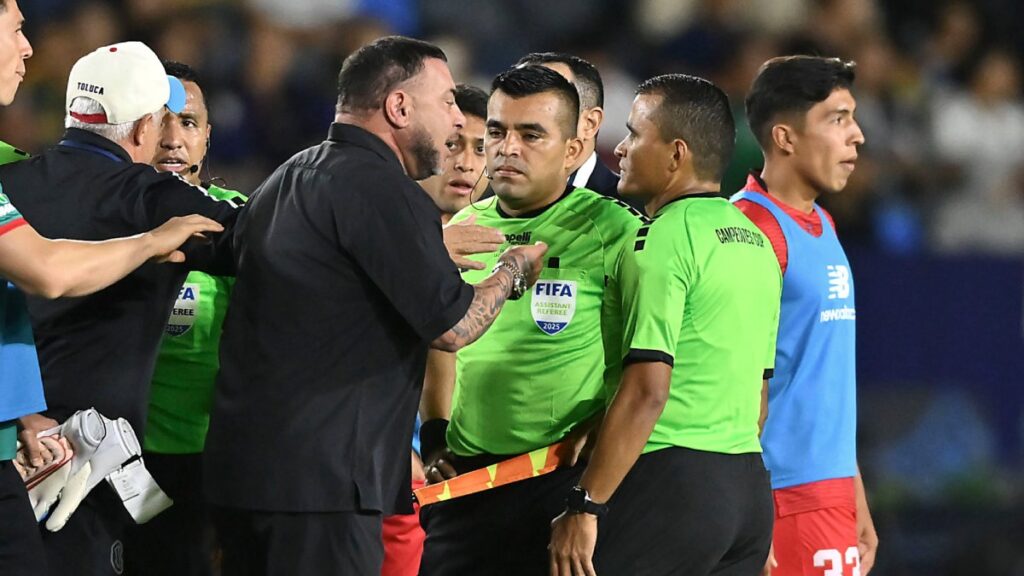 Mohamed se fue expulsado al medio tiempo de la Campeones Cup. Imago 7