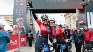 Egan Bernal invita a las mujeres a rodar seguras en sus bicicletas y seguir inspirando