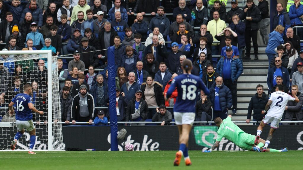 Momento del gol de Muñoz contra Everton. AFP