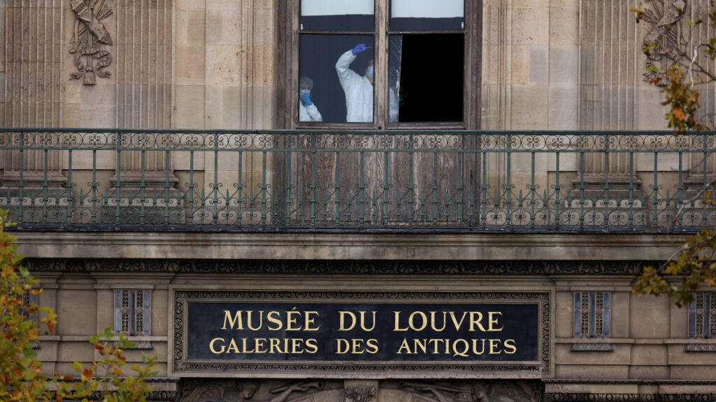 Ladrones roban joyas "de valor incalculable" del Louvre de París y huyen. Reuters