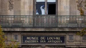 Robo millonario en Louvre: esta serie de Neftlix habría pre-dicho el asalto en el museo de París