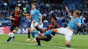 Napoli vence al Genoa de Johan Vásquez y toma el liderato de la Serie A