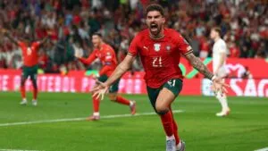 Portugal vence a Irlanda en el descuento y mantiene paso perfecto en las eliminatorias