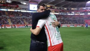 Frio recibimiento a Nicolás Larcamón y José Paradela de la afición de Necaxa