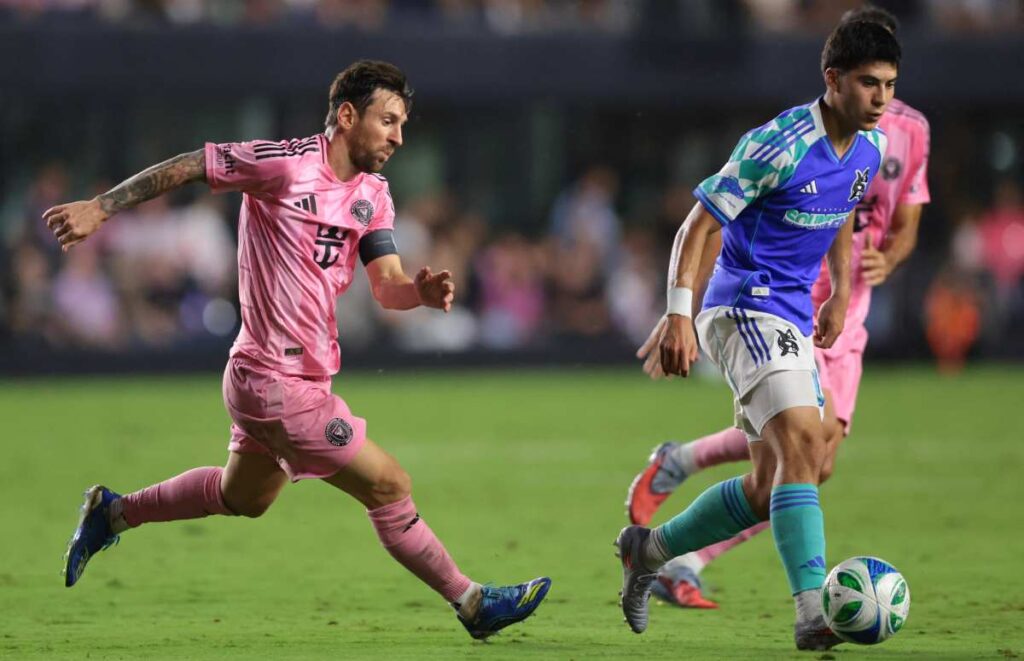 Obed Vargas, marcado por Leo Messi 