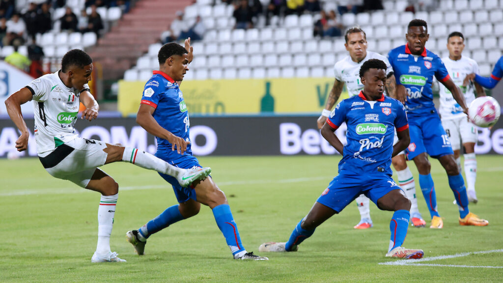 Acción de juego entre Once Caldas y Unión Magdalena. - Vizzor Image.