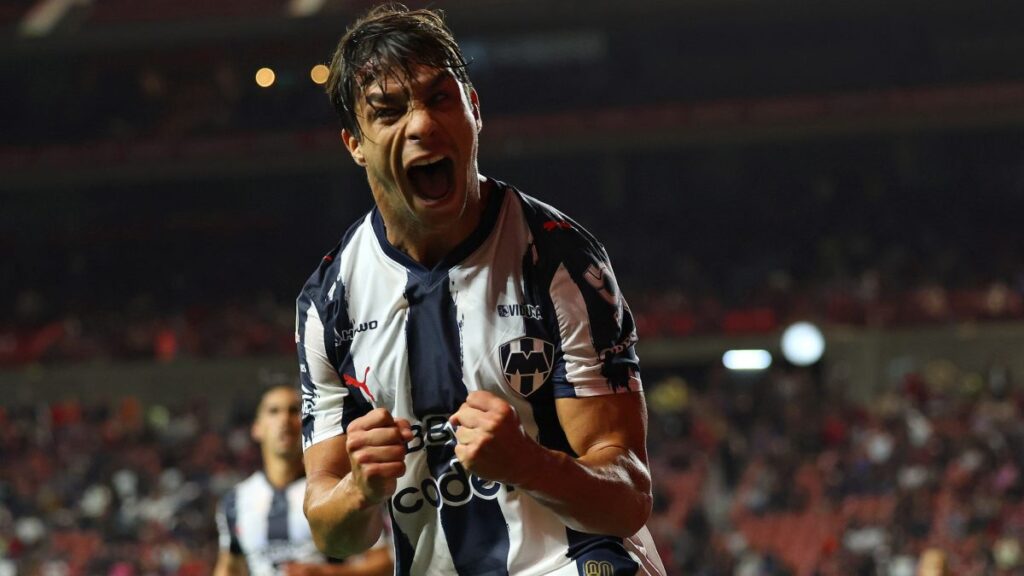 Óliver Torres en festejo de gol