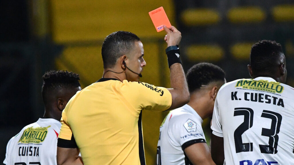 Carlos Ortega enseña una tarjeta roja. - Vizzor Image.