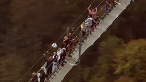 ¿Te subirías? Conoce el Ponte nel Sole, la atracción extrema en el Giro de Lombardia