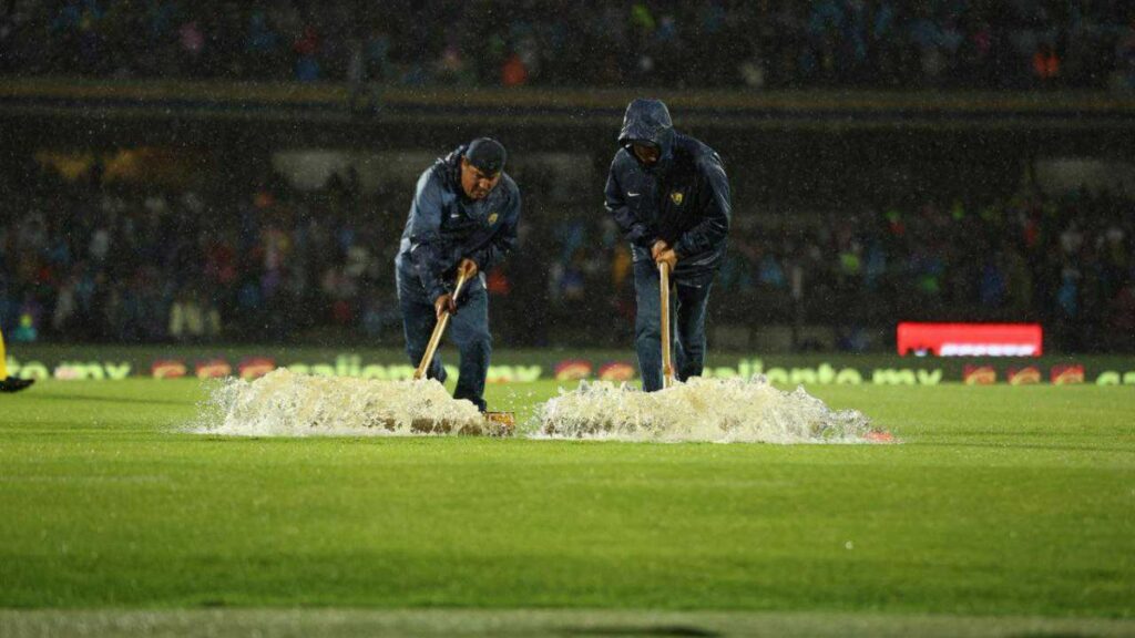 Pumas vs Chivas se demora por lluvia