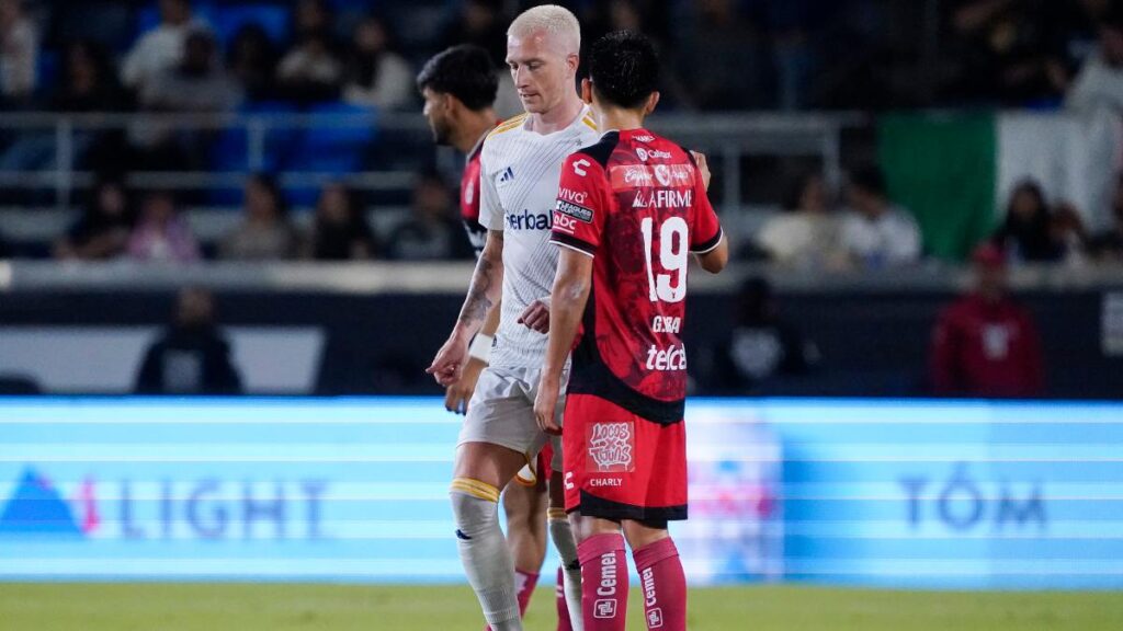 Reus y Mora durante un partido entre Xolos y Galaxy | Imago7