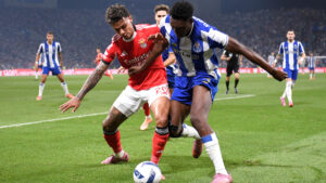 El Benfica aguanta la avalancha del Porto y sale con vida del Do Dragao