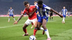 El Benfica aguanta la avalancha del Porto y sale con vida del Do Dragao