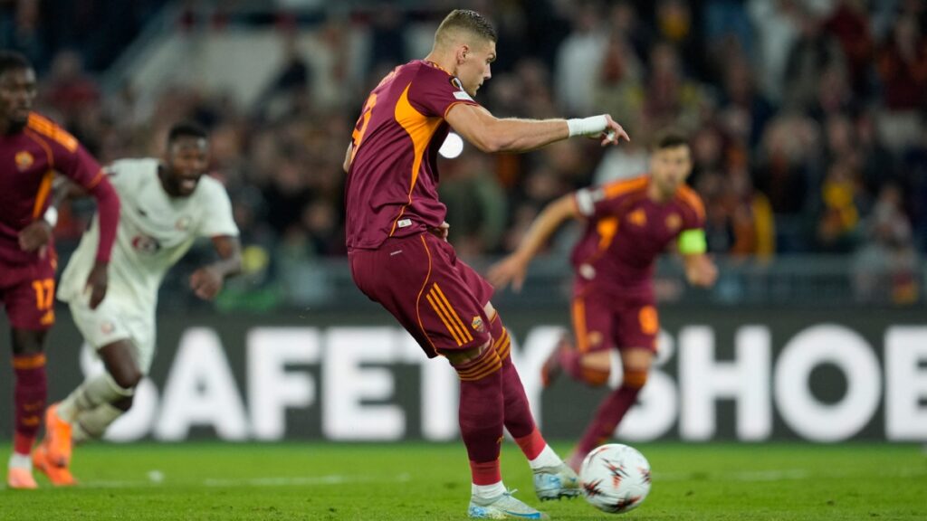 La Roma falla tres penales que le cuestan la derrota en casa ante Lille