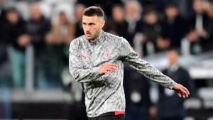 ¿Por qué Santi Giménez no puede jugar en Chivas? El delantero lo explica en un live