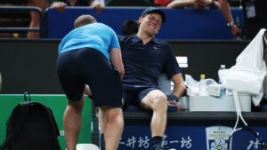 Jannik Sinner abandona el Masters 1000 de Shanghái con una lesión en la pierna