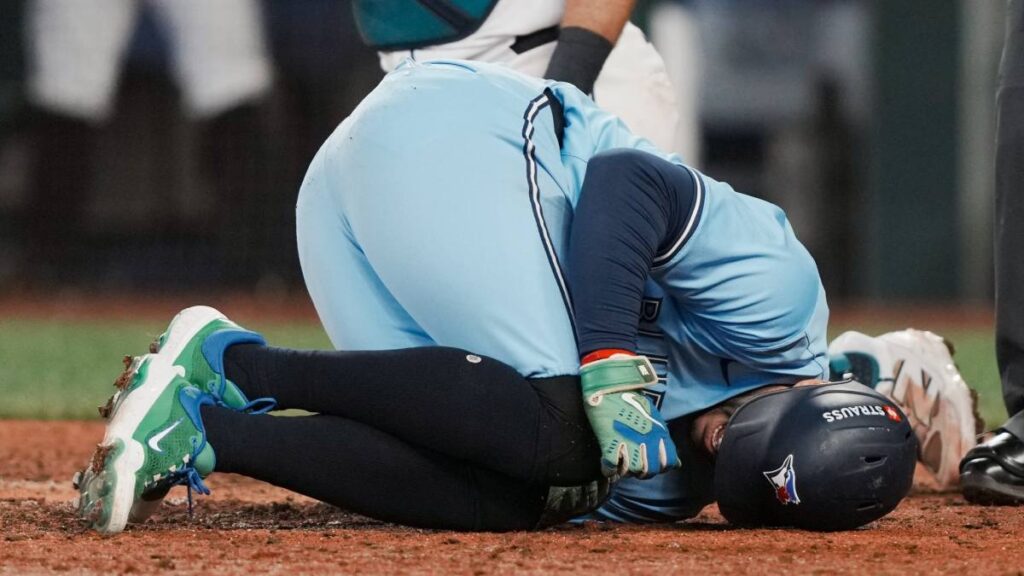 George Springer recibe pelotazo en la rodilla y deja el Juego 5 entre Blue Jays y Mariners