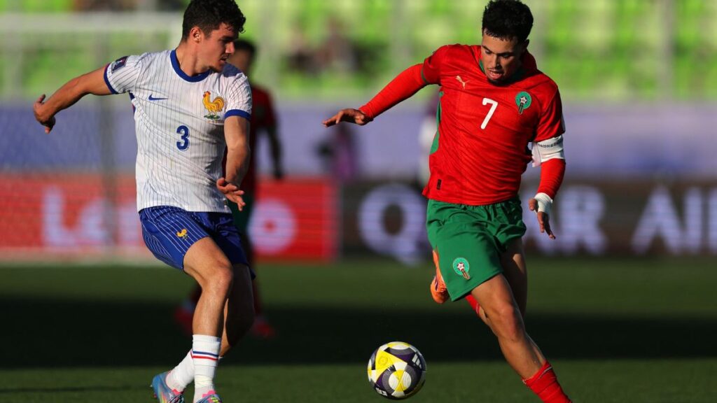 Jugadores de ambos equipos durante el partido | Photo by Javier TORRES / AFP