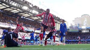 Sunderland supera al Chelsea en el descuento y se mete a puestos de Champions League