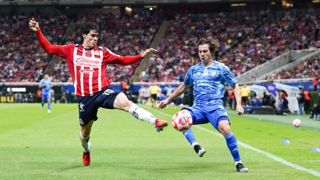 Partido de Tigres y Chivas en el Apertura 2025