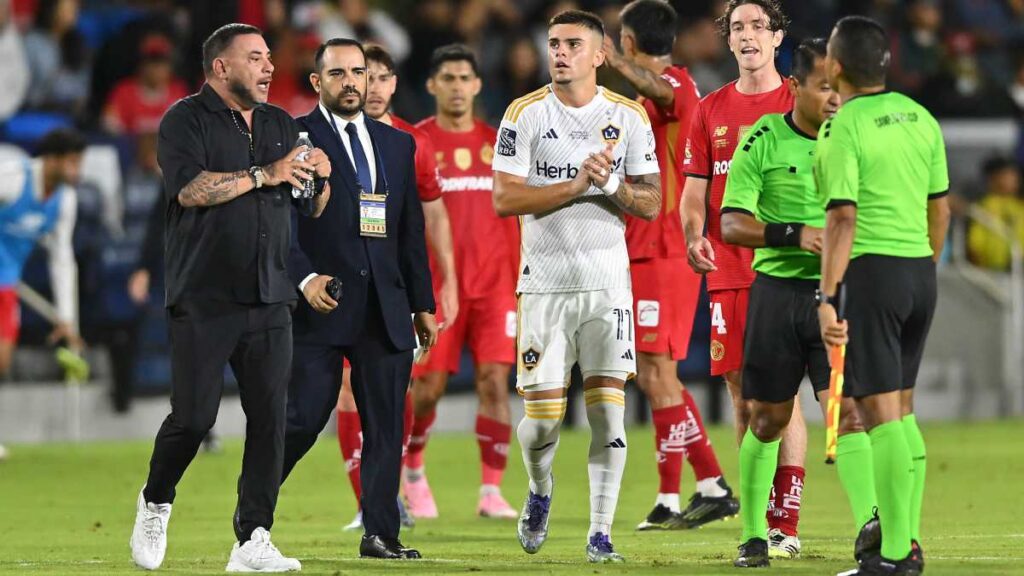 Mohamed encara al árbitro del compromiso en el descanso | Imago7