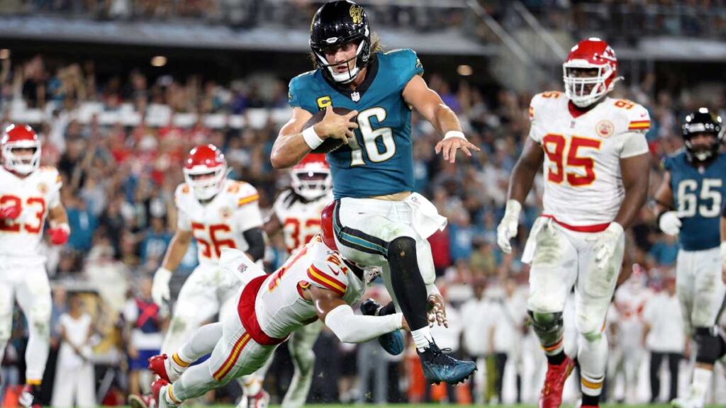 Trevor Lawrence en el Chiefs vs Jaguars, NFL 2025