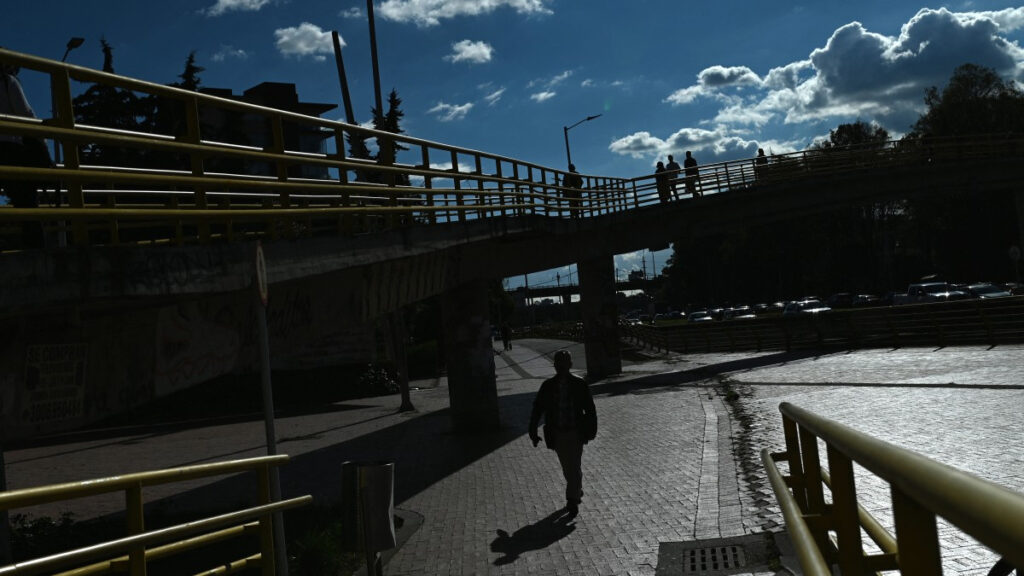 Puente peatonal en Bogotá. - Pablo Vera, AFP.