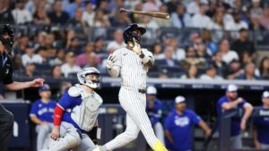 Yankees viene de atrás y evita la barrida ante los Blue Jays
