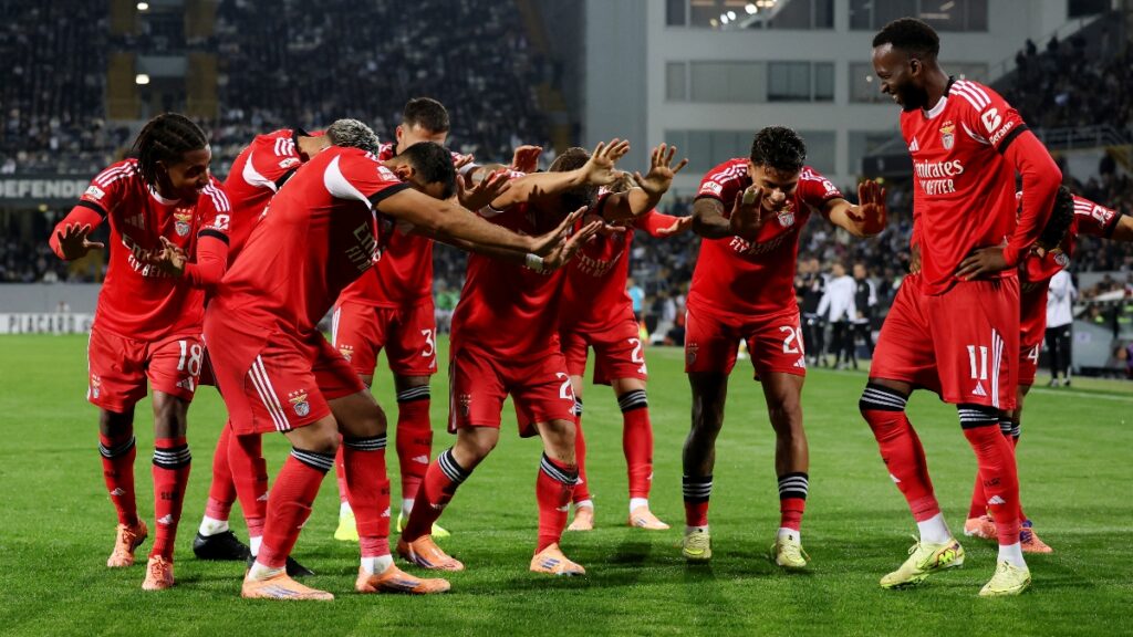 Benfica celebrando sus goles ante Vitória Guimaraes / REUTERS/Rita Franca