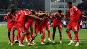 Benfica gana, gusta y golea al Vitória Guimaraes y acaricia el liderato