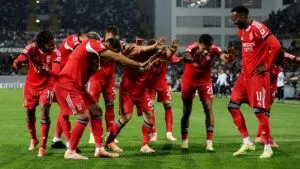 Benfica gana, gusta y golea al Vitória Guimaraes y acaricia el liderato