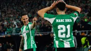 El Real Betis rompe el muro y supera sin sobresaltos al Lyon en La Cartuja