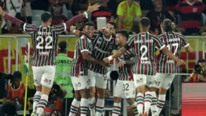 Kevin Serna captura un error infame y marca en el clásico del Fla-Flu