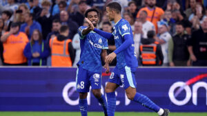 Marsella vence con autoridad al Brest y se mantiene en la pelea