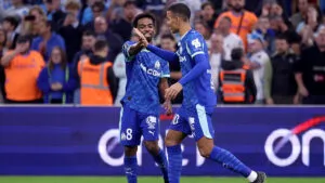 Marsella vence con autoridad al Brest y se mantiene en la pelea