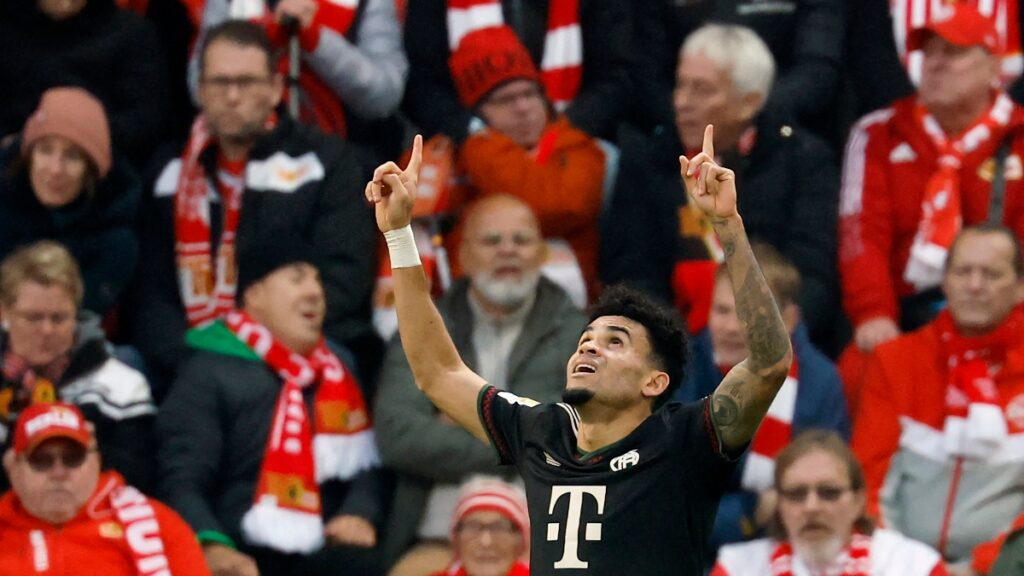 Luis Díaz celebrando su gol con el Bayern Munich / Foto por ODD ANDERSEN / AFP