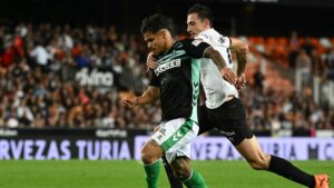 El Valencia rescata un punto frente al Betis y escapa de la zona roja