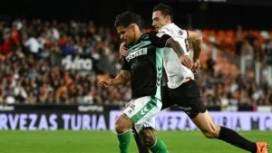 El Valencia rescata un punto frente al Betis y escapa de la zona roja