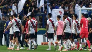 Los colombianos sufren el desastre de River Plate en La Bombonera