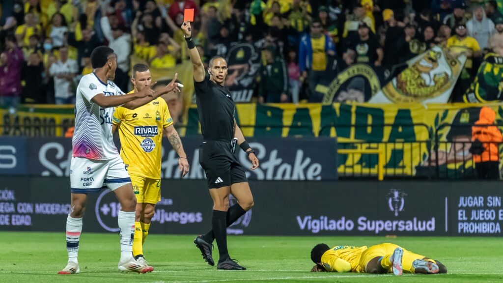 Alejandro Moncada expulsó a tres jugadores en el partido entre Fortaleza y Atlético Bucaramanga.