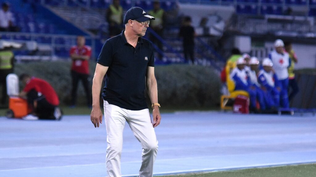 Alfredo Arias dirigiendo Junior | VizzorImage.