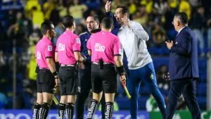 André Jardine se va expulsado por protestar tras la eliminación del América