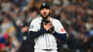 ¡Se queda! Seattle ejerce la opción de contrato de Andrés Muñoz para 2026