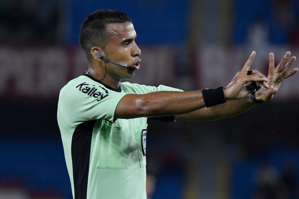 El Árbitro Carlos Márquez, durante el partido. - Vizzor Image.