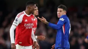 Chelsea resiste con 10 hombres y salva un empate ante el Arsenal